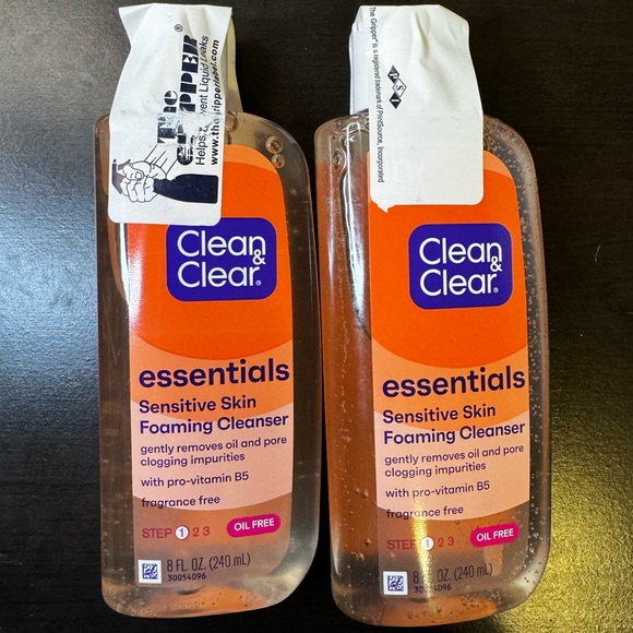 Clean & Clear Essentials Foaming Facial Cleanser 2 Pk Oil-Free Face Wash BS4 - Picture 2 of 8